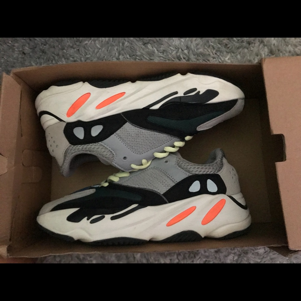 Yeezy 700 - Picture 1 of 4